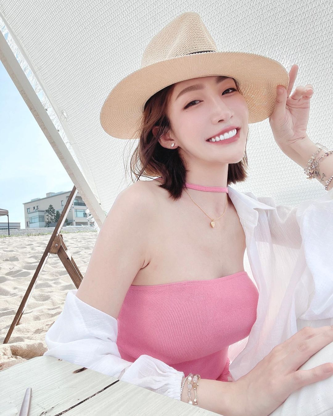 火辣苗條的「巨乳小姊姊」澎湖放風！平口小可愛露「白嫩香肩鎖骨」又瘦又有料！
