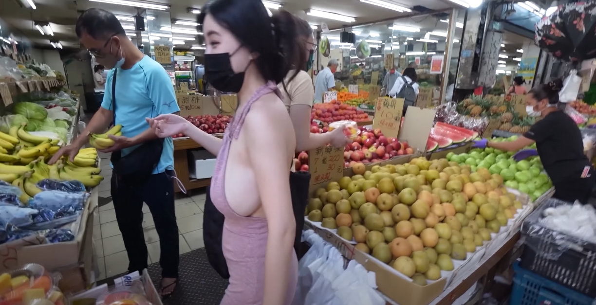 療癒作家挺「核彈級豪乳」逛傳統市場　婆媽都被她的乳量嚇到了！