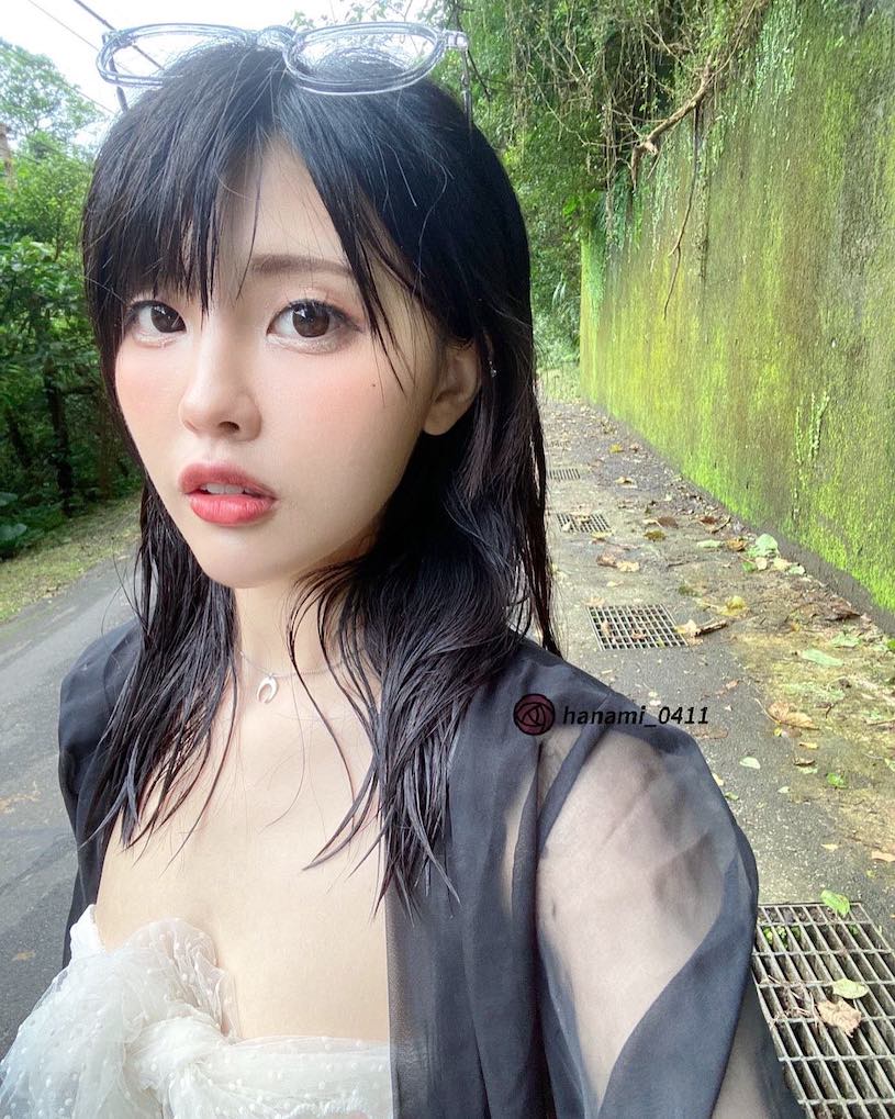 辣妹「苡琍 Hana」玩水一下就濕身了，「超惹火比基尼」有夠養眼！