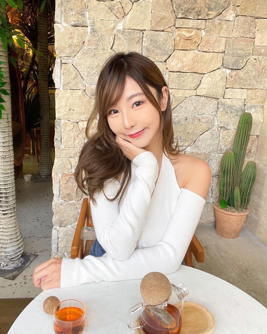 「大眼正妹」泳池打撈深水炸彈，Q 彈猛乳秒展「性感人字波」！