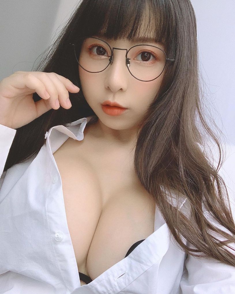 超童顏巨乳正妹「Tiny」，細肩帶裝「畫面好爆乳」！