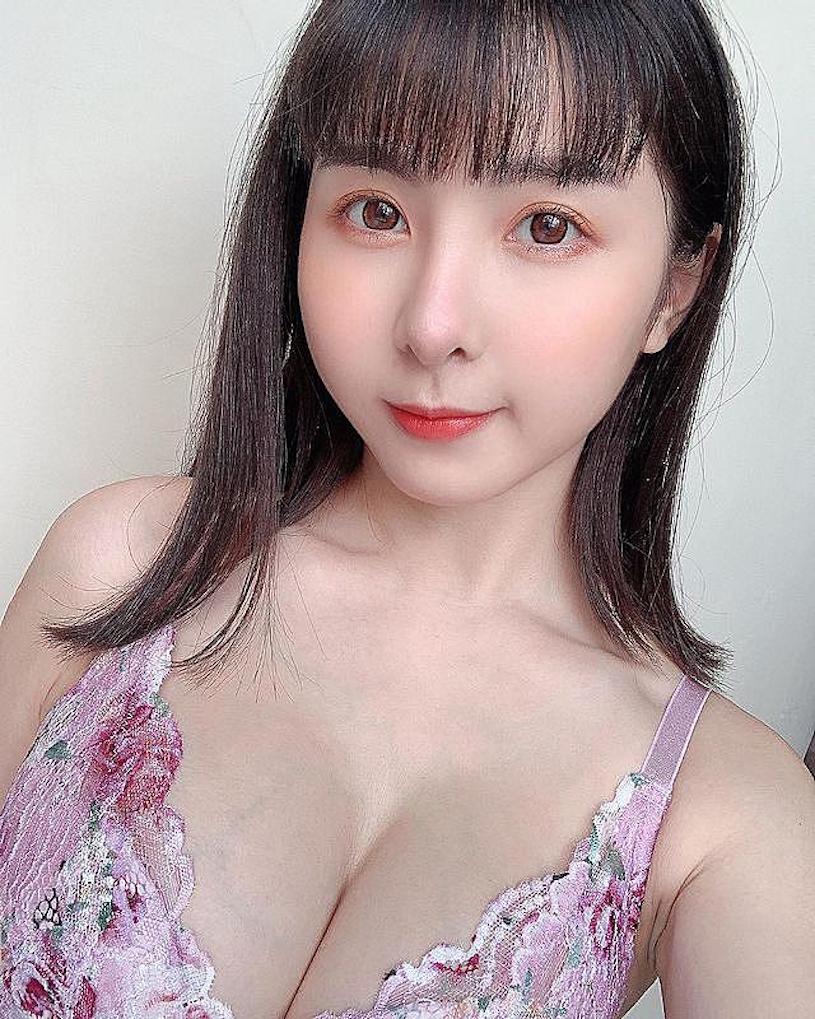 超童顏巨乳正妹「Tiny」，細肩帶裝「畫面好爆乳」！