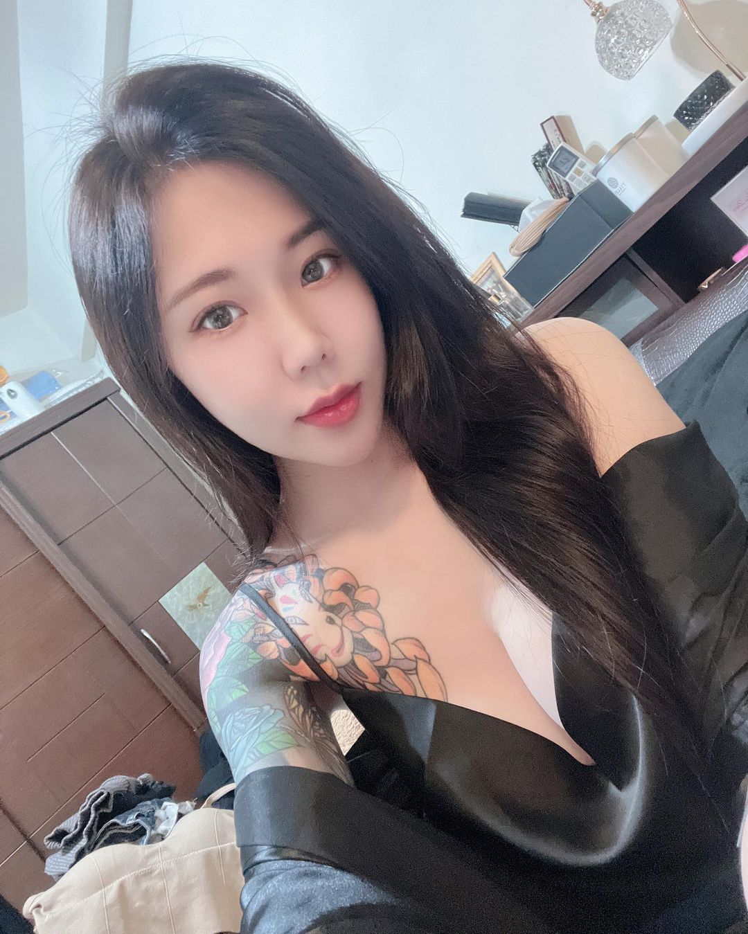 夜市攤位出現長髮辣妹「爆巨乳賣小卷」！超吸睛「大份量」通通都特辣！