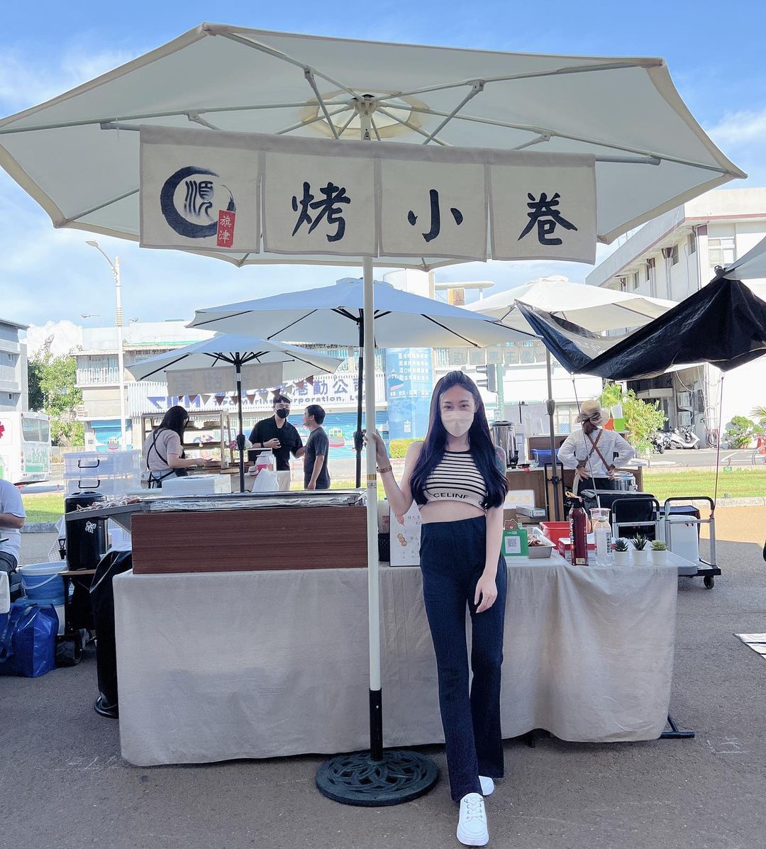 夜市攤位出現長髮辣妹「爆巨乳賣小卷」！超吸睛「大份量」通通都特辣！