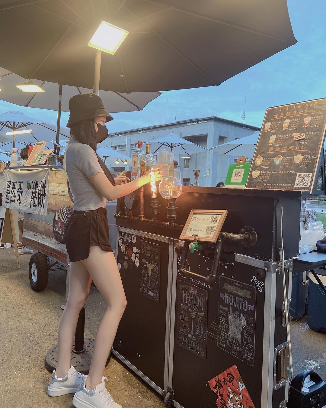 夜市攤位出現長髮辣妹「爆巨乳賣小卷」！超吸睛「大份量」通通都特辣！