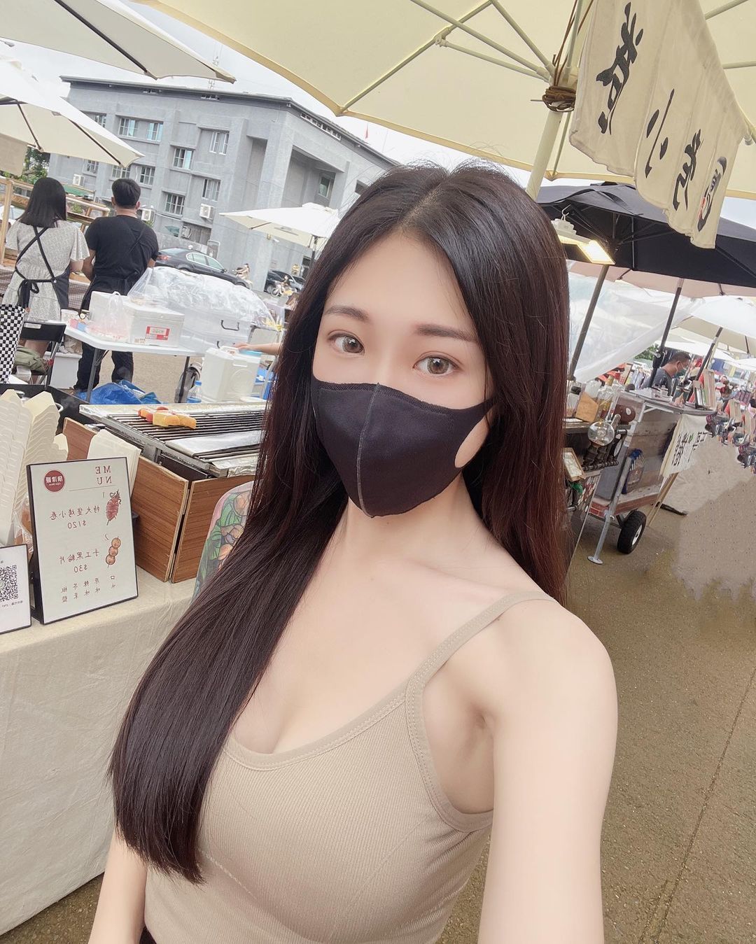 夜市攤位出現長髮辣妹「爆巨乳賣小卷」！超吸睛「大份量」通通都特辣！