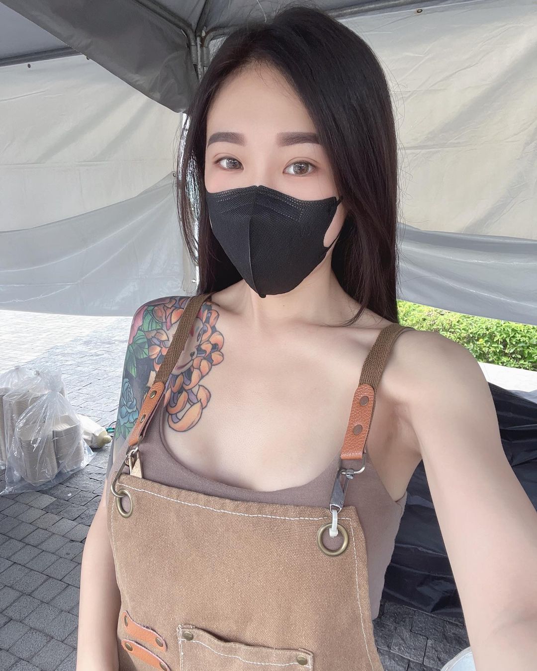 夜市攤位出現長髮辣妹「爆巨乳賣小卷」！超吸睛「大份量」通通都特辣！