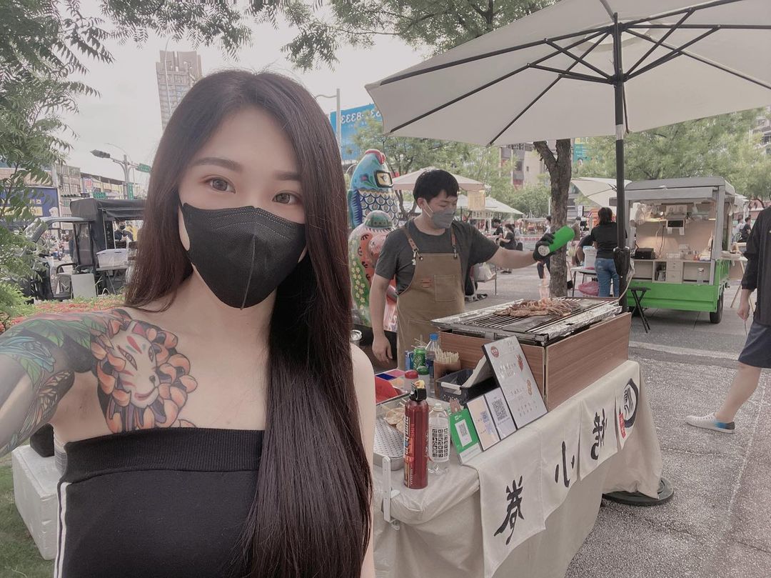 夜市攤位出現長髮辣妹「爆巨乳賣小卷」！超吸睛「大份量」通通都特辣！