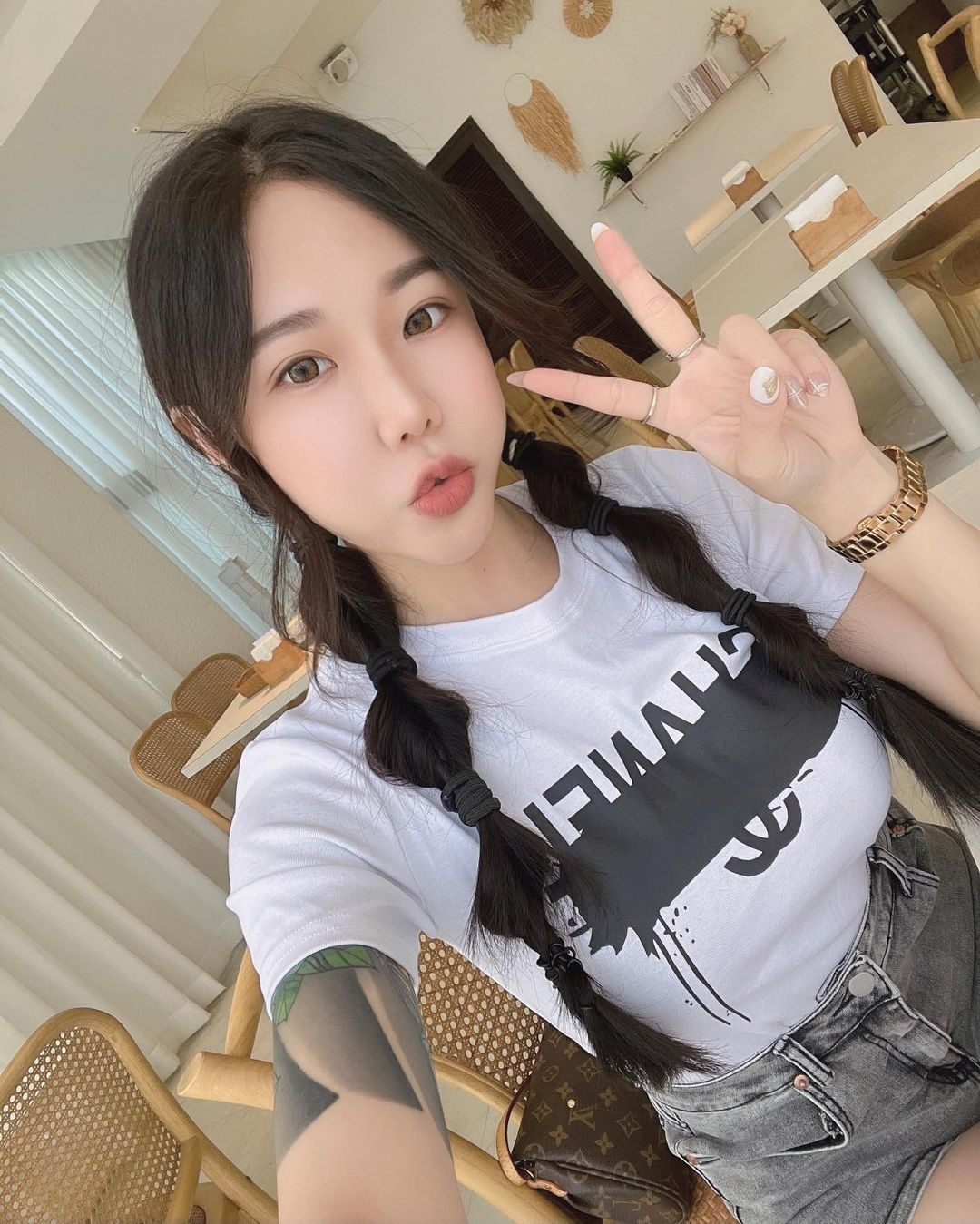 夜市攤位出現長髮辣妹「爆巨乳賣小卷」！超吸睛「大份量」通通都特辣！