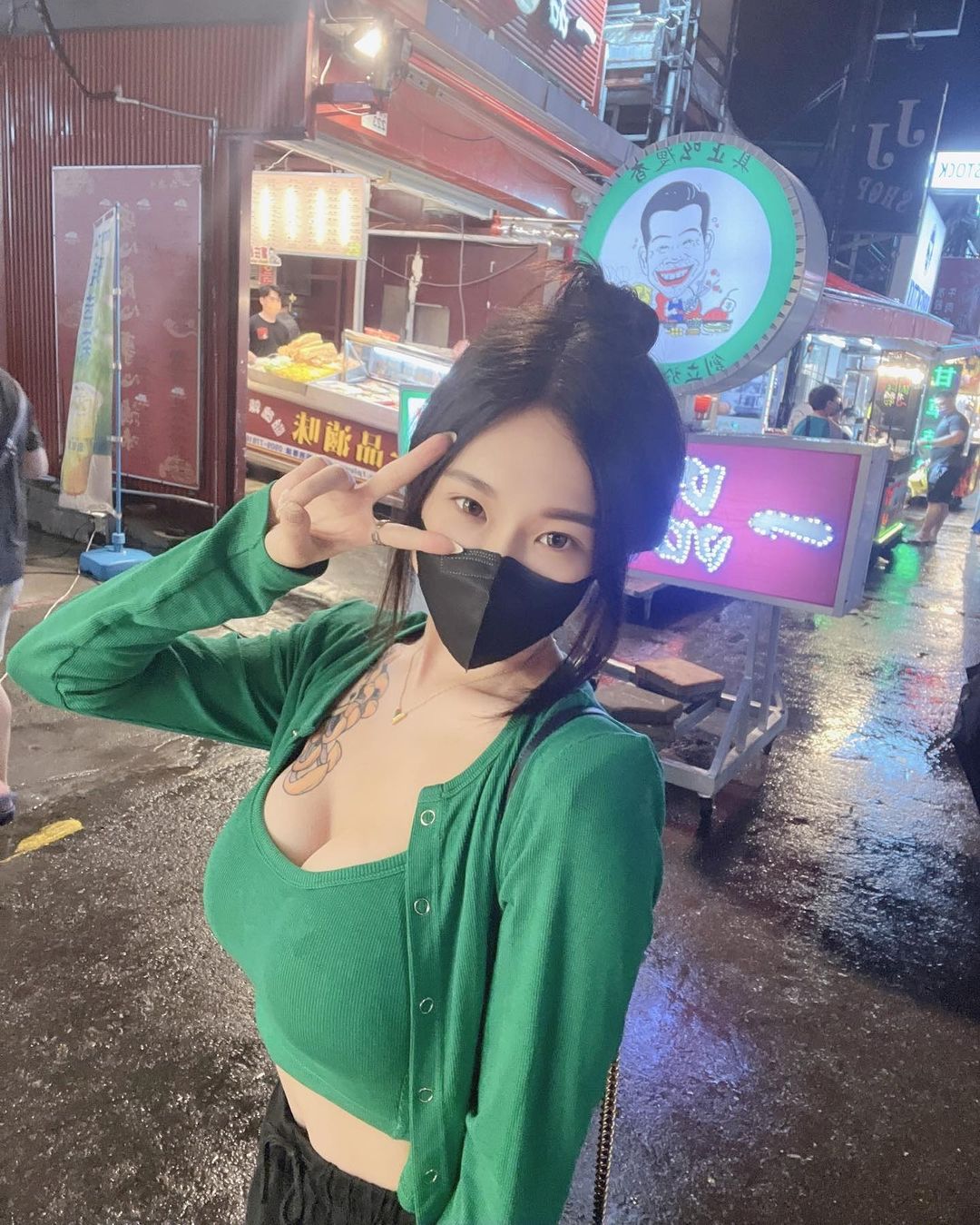 夜市攤位出現長髮辣妹「爆巨乳賣小卷」！超吸睛「大份量」通通都特辣！