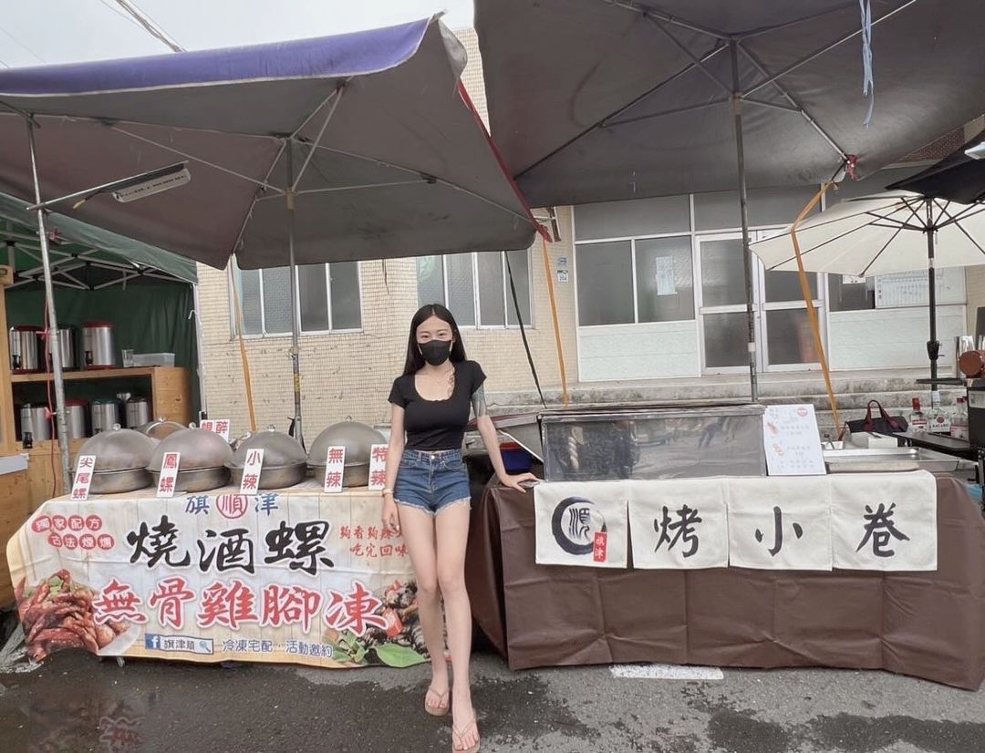 夜市攤位出現長髮辣妹「爆巨乳賣小卷」！超吸睛「大份量」通通都特辣！