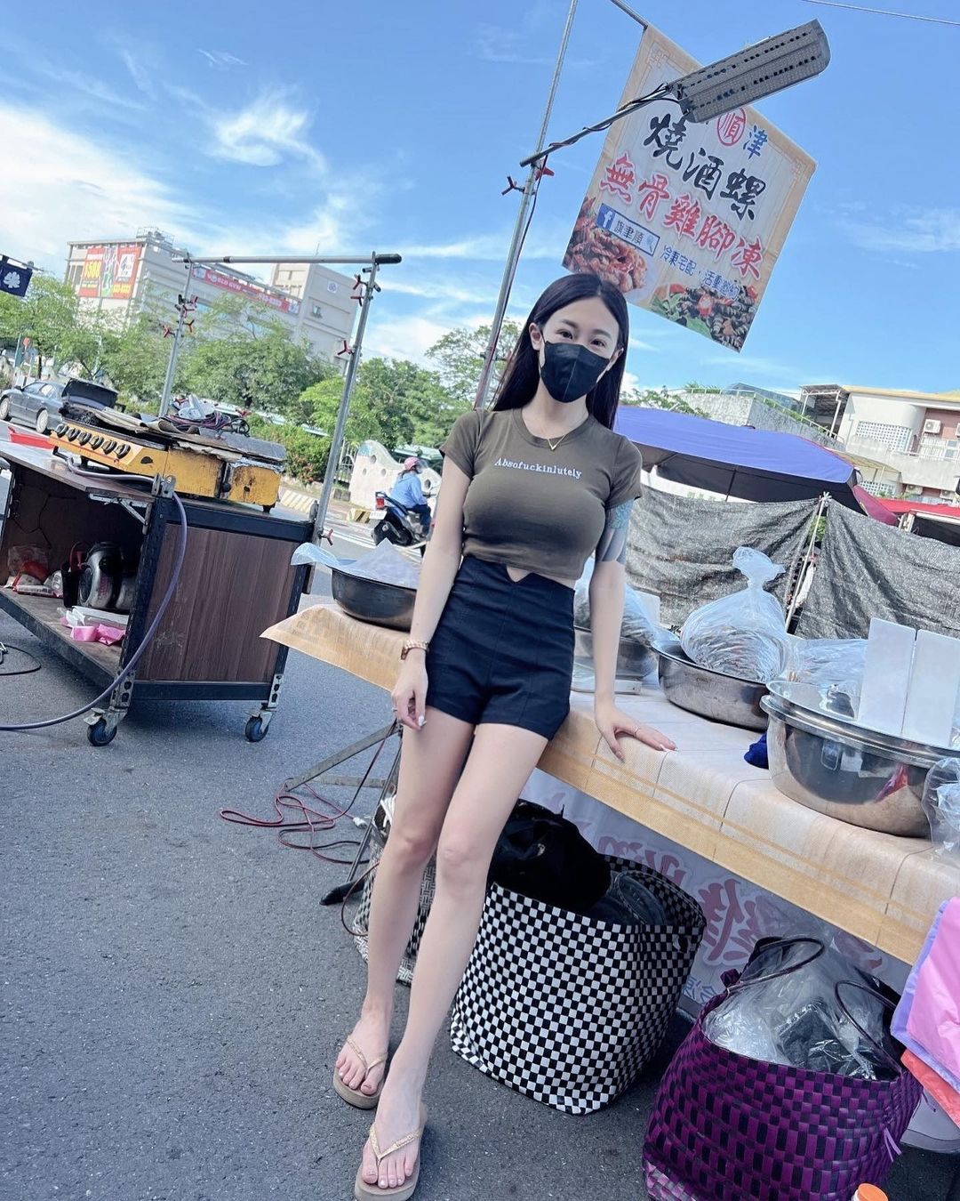 夜市攤位出現長髮辣妹「爆巨乳賣小卷」！超吸睛「大份量」通通都特辣！