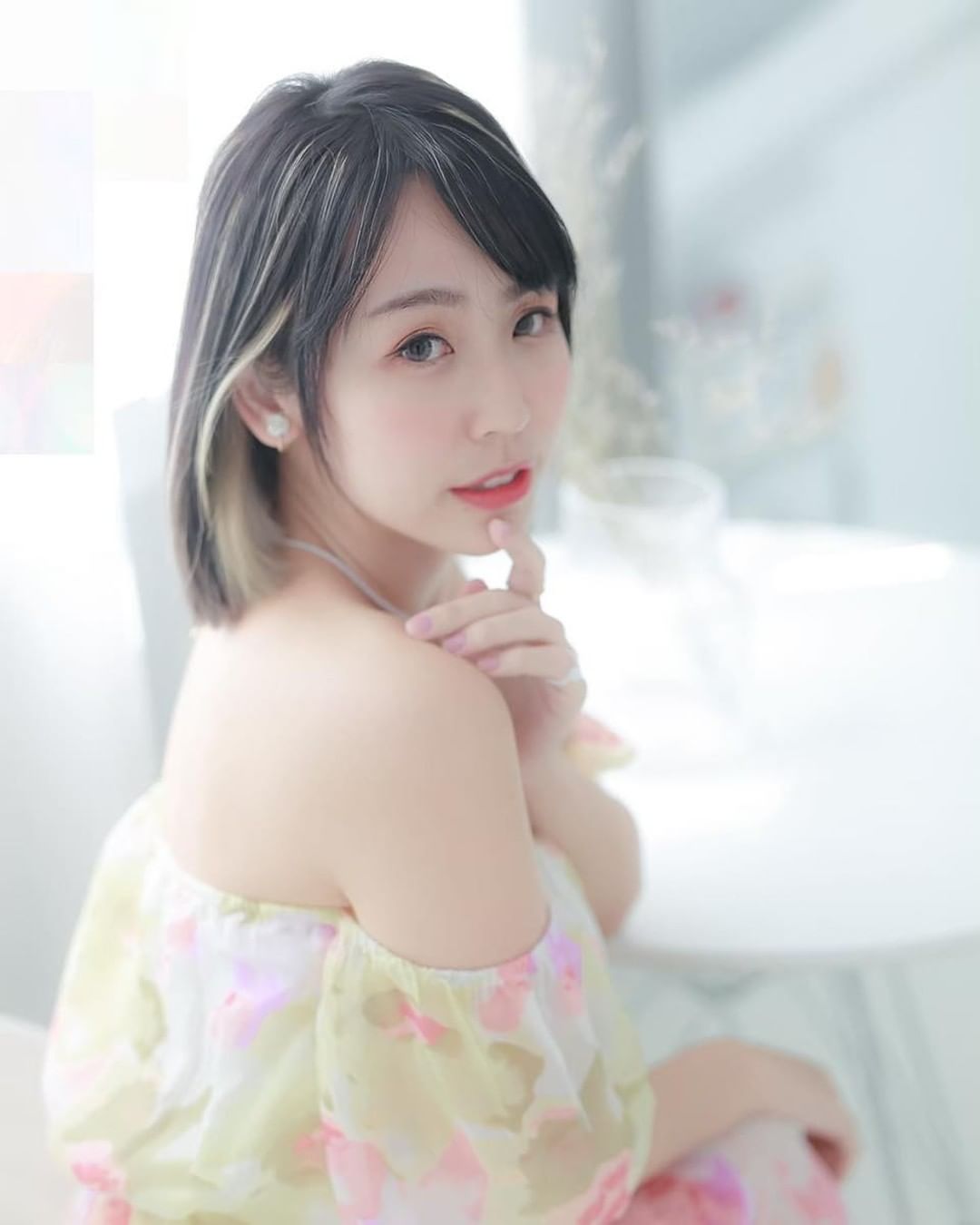 性感小鈞甯「希希」陽台玩水太忘我，縮身躲避「鮮嫩D乳」被擠得太壯觀