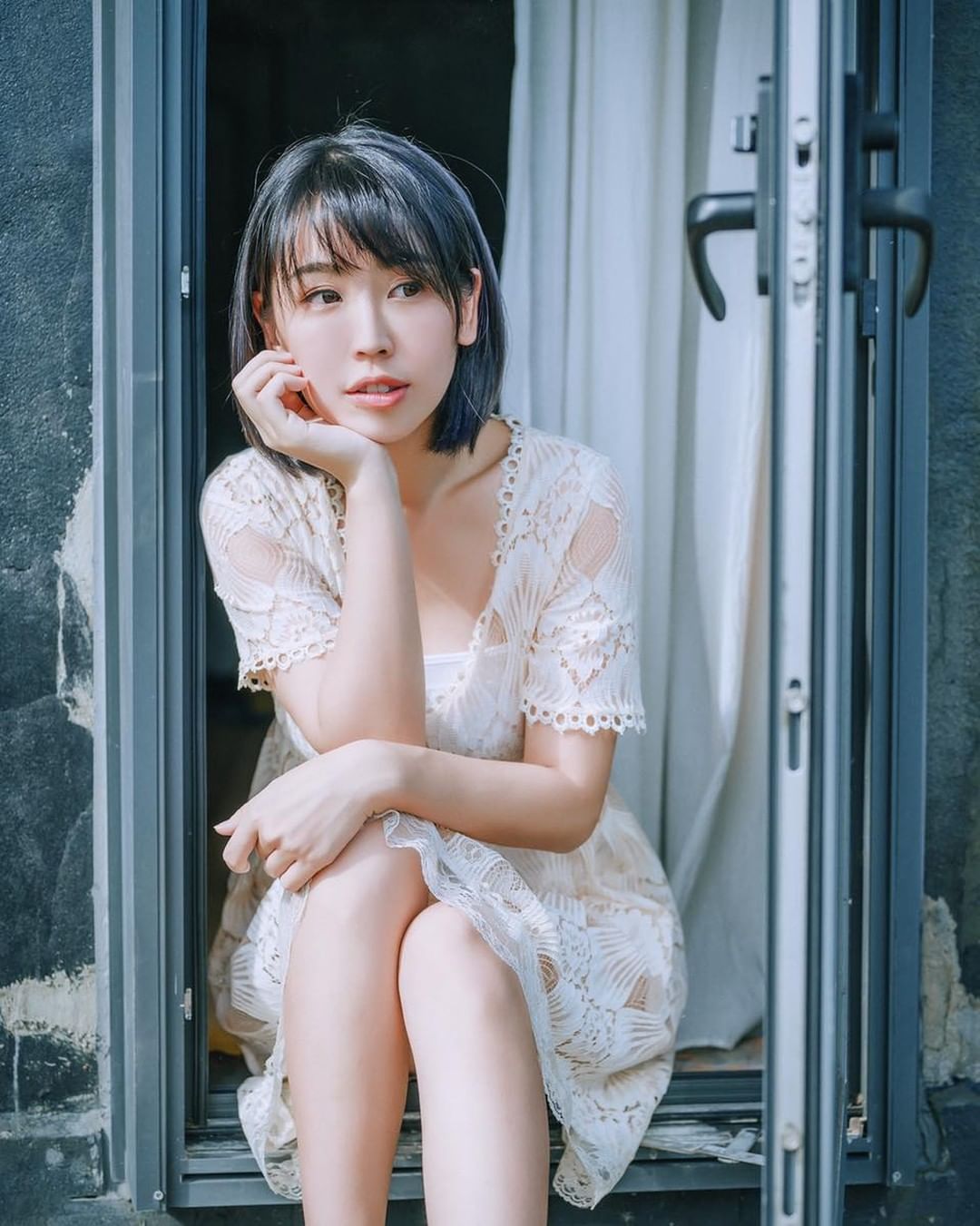 性感小鈞甯「希希」陽台玩水太忘我，縮身躲避「鮮嫩D乳」被擠得太壯觀