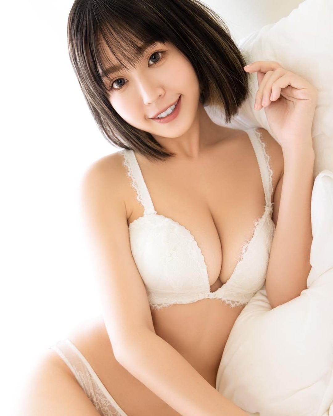 性感小鈞甯「希希」陽台玩水太忘我，縮身躲避「鮮嫩D乳」被擠得太壯觀