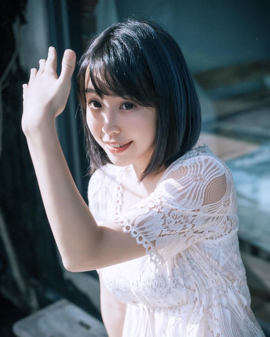 性感小鈞甯「希希」陽台玩水太忘我，縮身躲避「鮮嫩D乳」被擠得太壯觀
