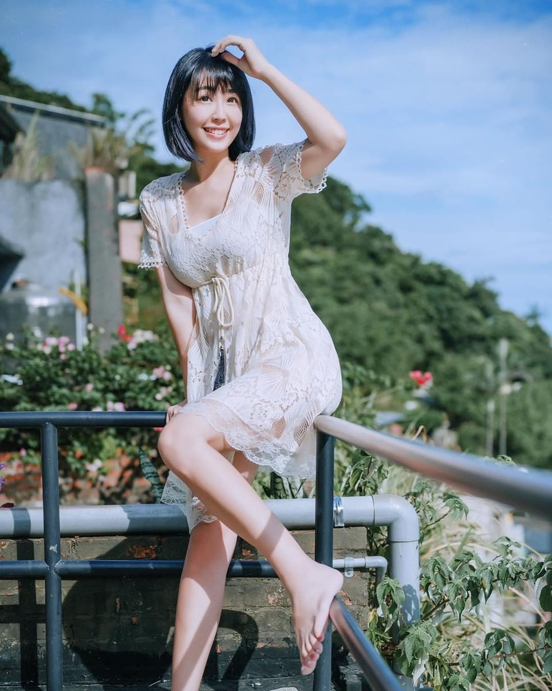 性感小鈞甯「希希」陽台玩水太忘我，縮身躲避「鮮嫩D乳」被擠得太壯觀