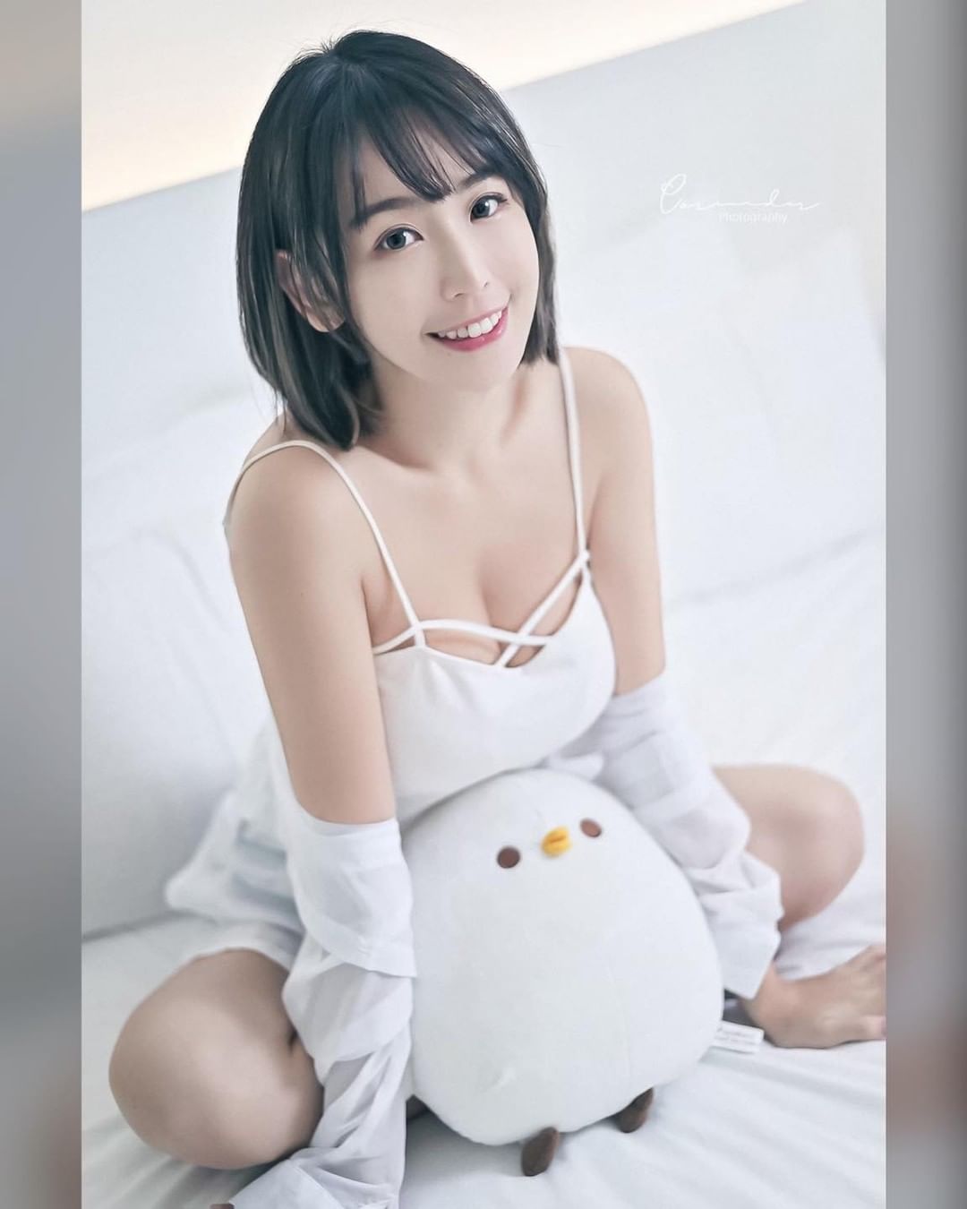 性感小鈞甯「希希」陽台玩水太忘我，縮身躲避「鮮嫩D乳」被擠得太壯觀