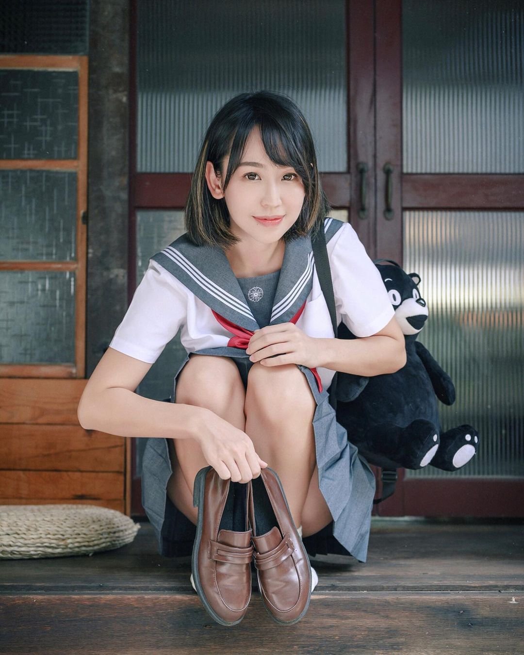 性感小鈞甯「希希」陽台玩水太忘我，縮身躲避「鮮嫩D乳」被擠得太壯觀