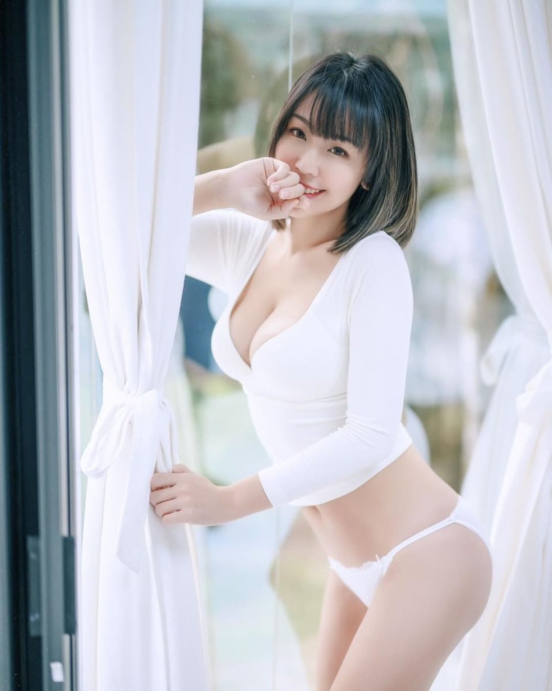 性感小鈞甯「希希」陽台玩水太忘我，縮身躲避「鮮嫩D乳」被擠得太壯觀