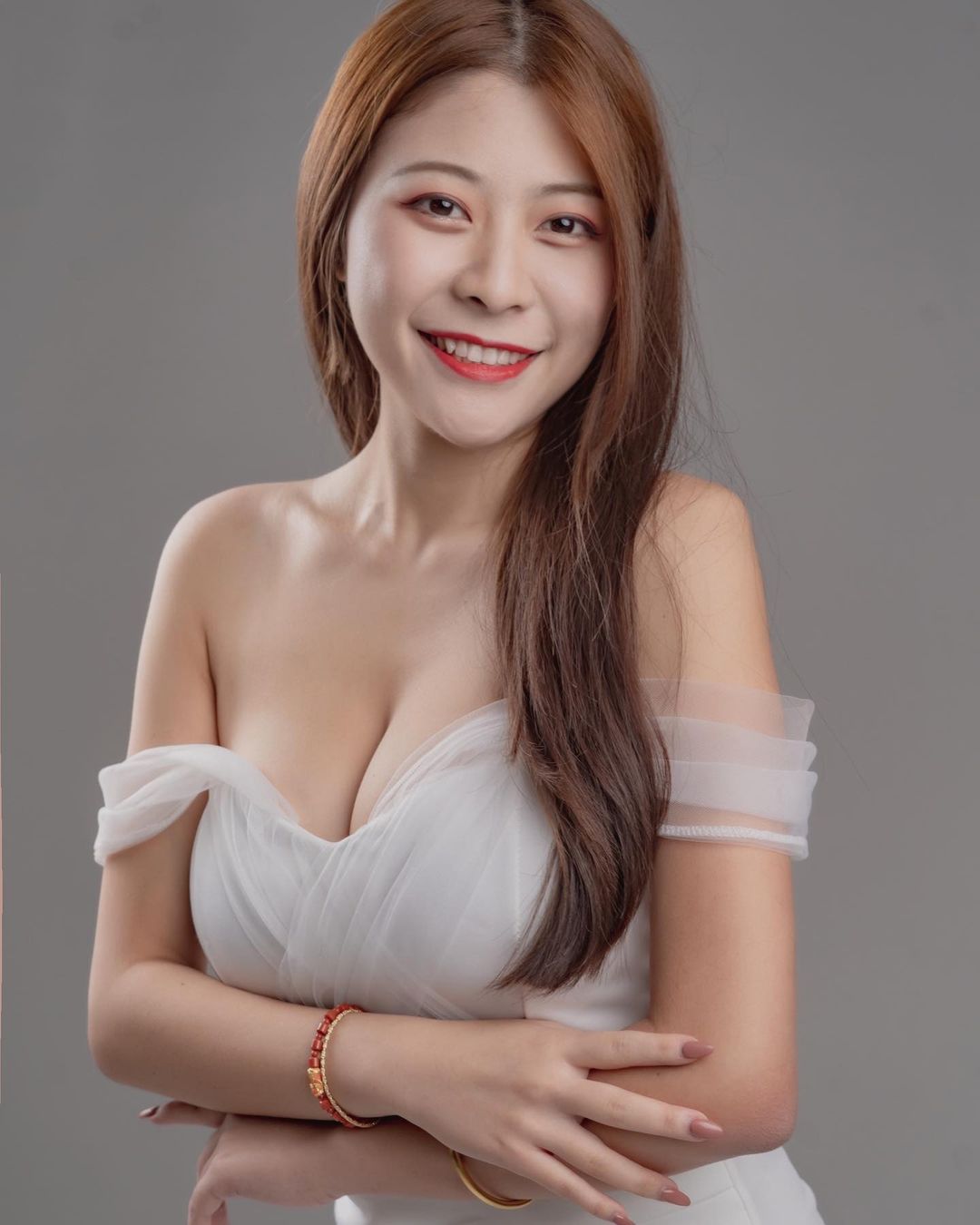 正妹舞者「小乖」表演服好火辣！「E級美乳+飽滿翹臀」電力太強大！