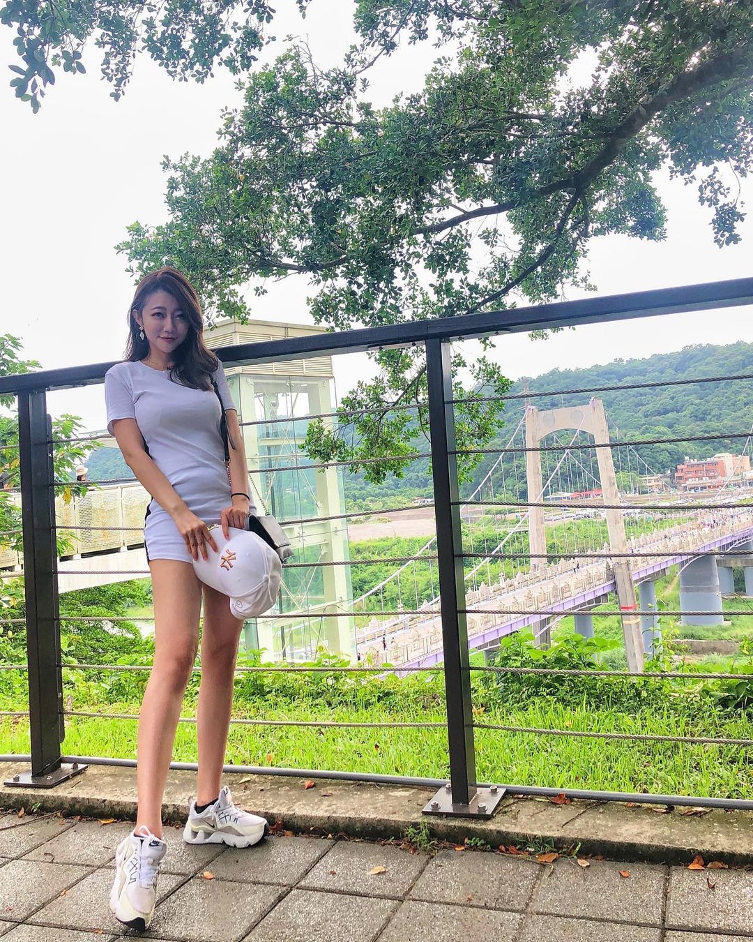 甜姐兒「Ada 張佳佳」背影美臀超性感，正面巨乳更迷人！