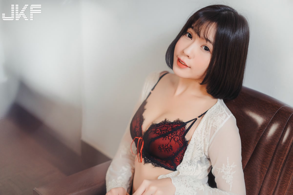 正妹老師「劉芳岑」性感居家時光，「誘惑內衣挑逗」畫面太勾人！