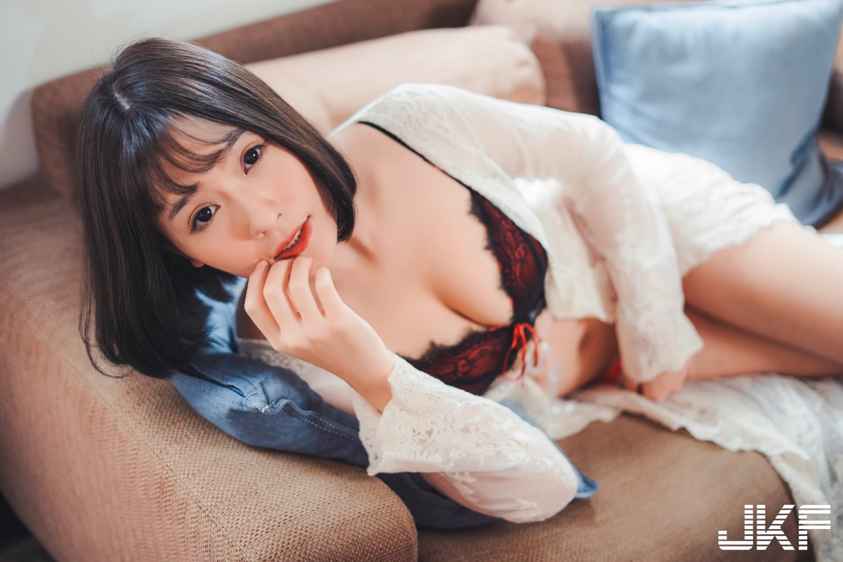 正妹老師「劉芳岑」性感居家時光，「誘惑內衣挑逗」畫面太勾人！