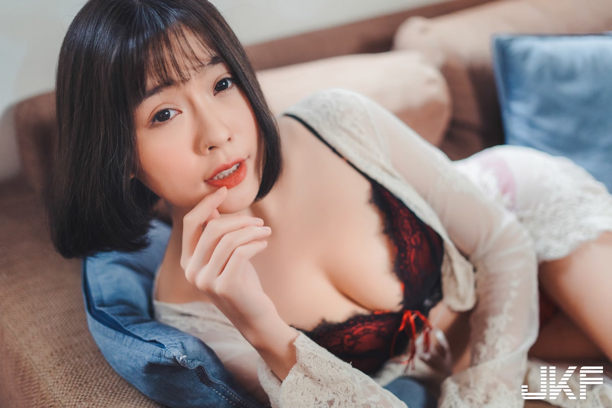 正妹老師「劉芳岑」性感居家時光，「誘惑內衣挑逗」畫面太勾人！