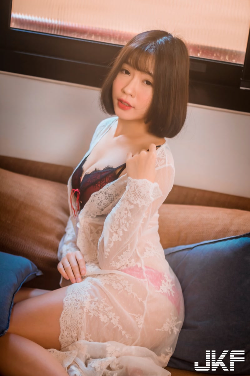 正妹老師「劉芳岑」性感居家時光，「誘惑內衣挑逗」畫面太勾人！