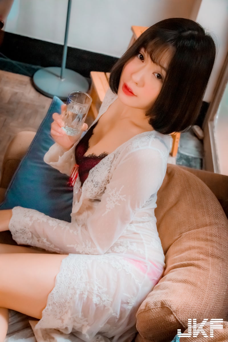 正妹老師「劉芳岑」性感居家時光，「誘惑內衣挑逗」畫面太勾人！