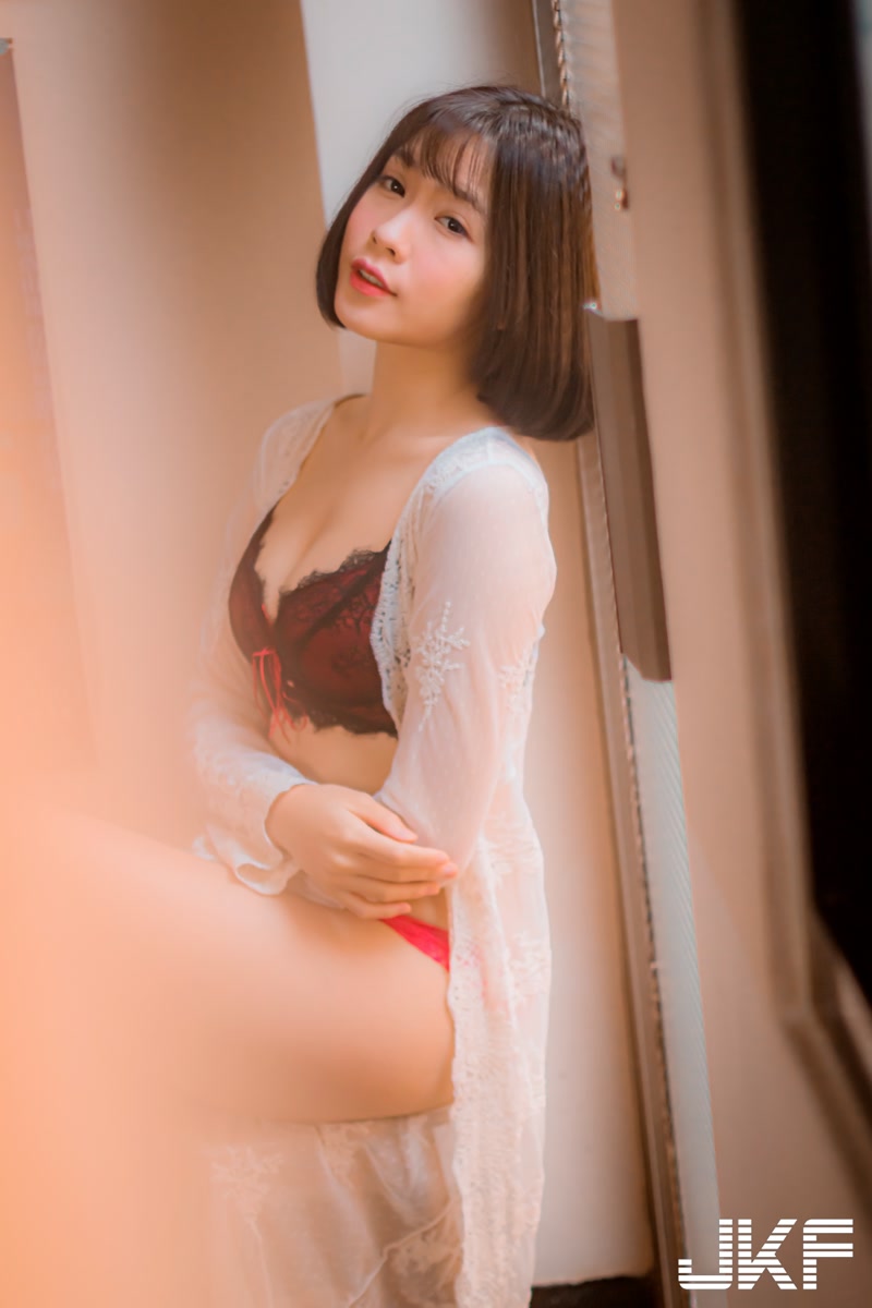 正妹老師「劉芳岑」性感居家時光，「誘惑內衣挑逗」畫面太勾人！