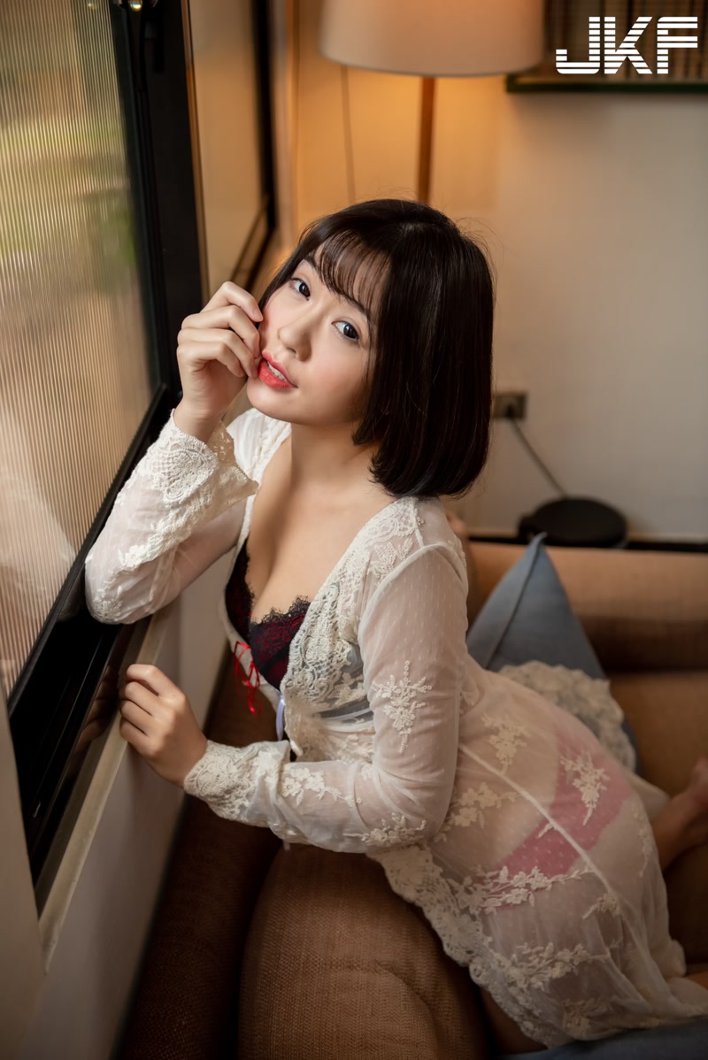 正妹老師「劉芳岑」性感居家時光，「誘惑內衣挑逗」畫面太勾人！