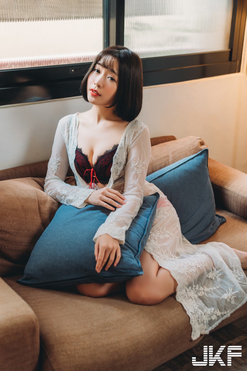 正妹老師「劉芳岑」性感居家時光，「誘惑內衣挑逗」畫面太勾人！