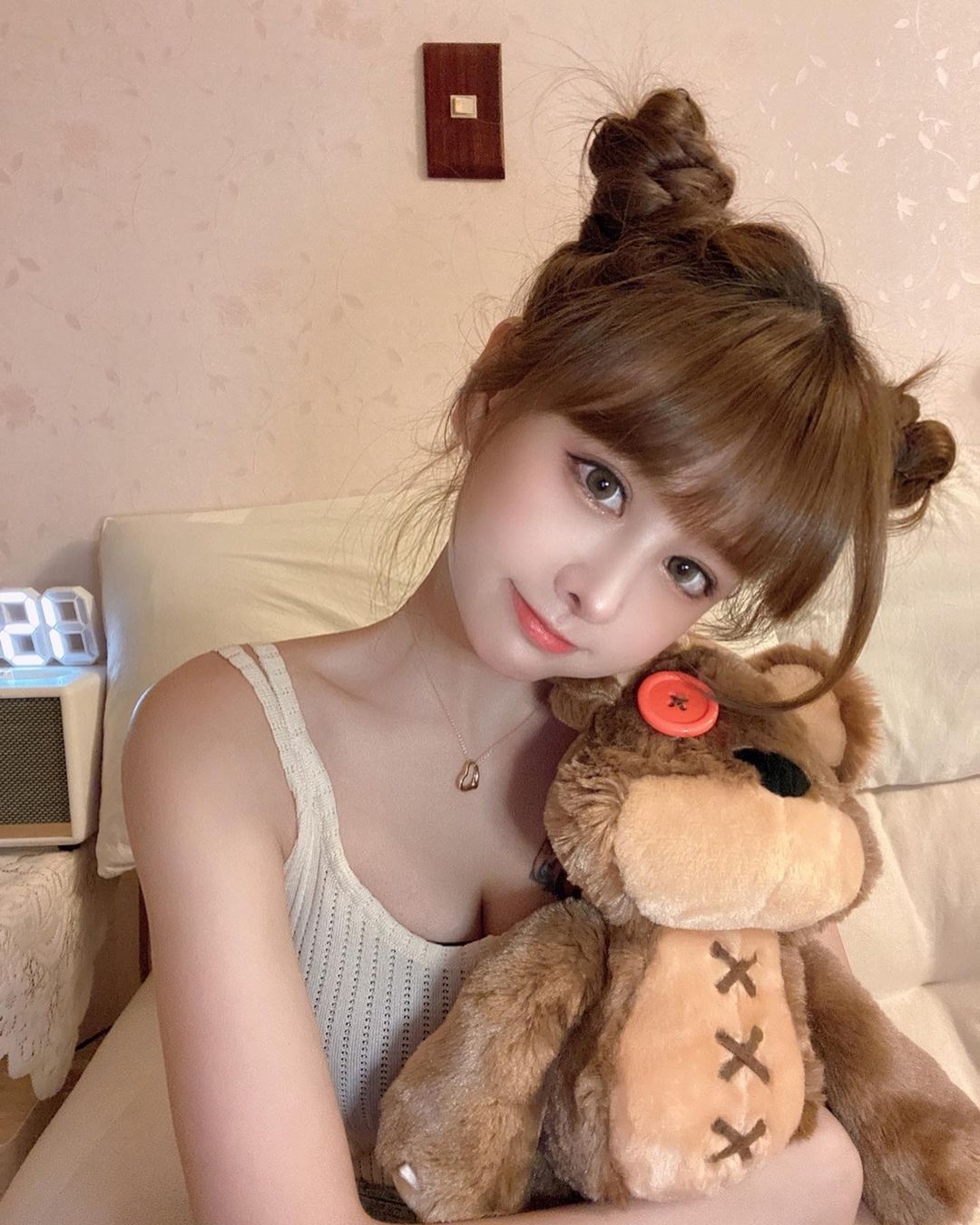 白皙妹子「王依渟」傲人深溝看了超心動！ 看完鼻血快噴出了！畫面好厲害！ - 美女圖 -