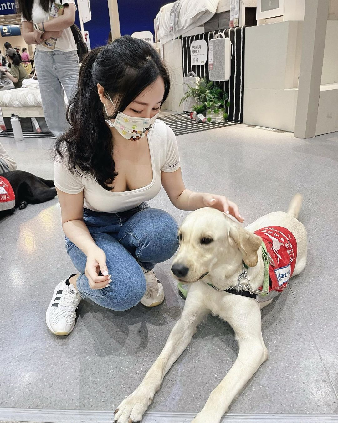 導盲犬協會義工Mavis是「台越混血正妹」　人美心善還有火辣身材