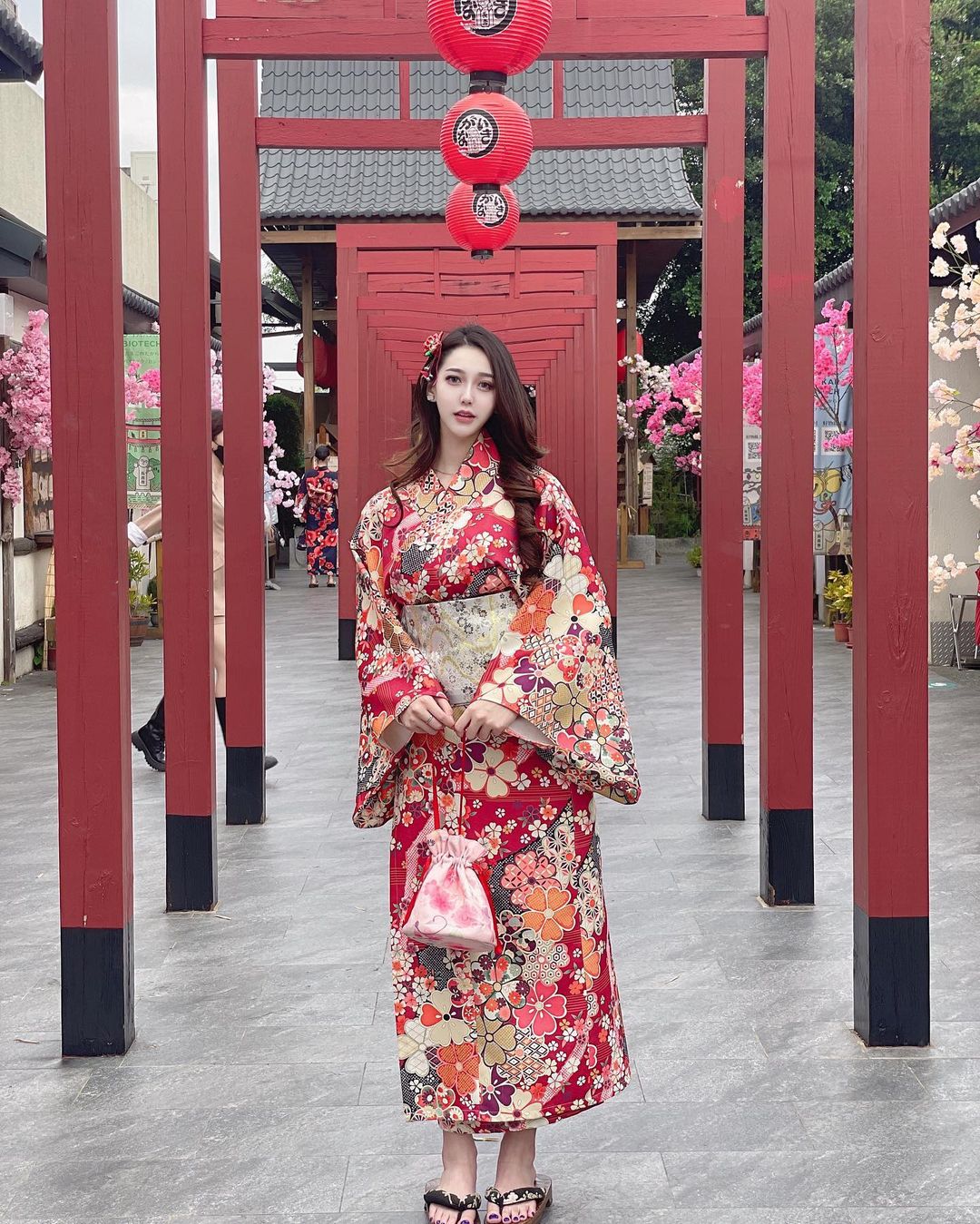 日式老街出現「和服正妹」太漂亮！「Miko米可」膚白貌美還有性感好身材！