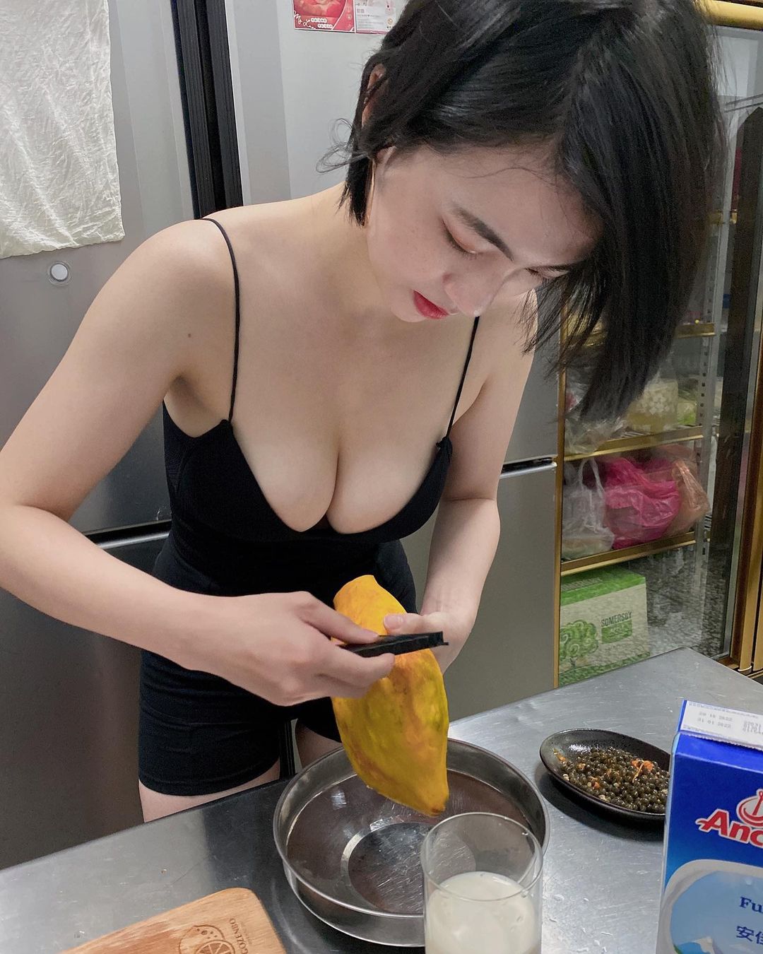 水果妹「吃勤 Chi Chin」現榨木瓜牛奶引關注　網友：新鮮的奶最讚