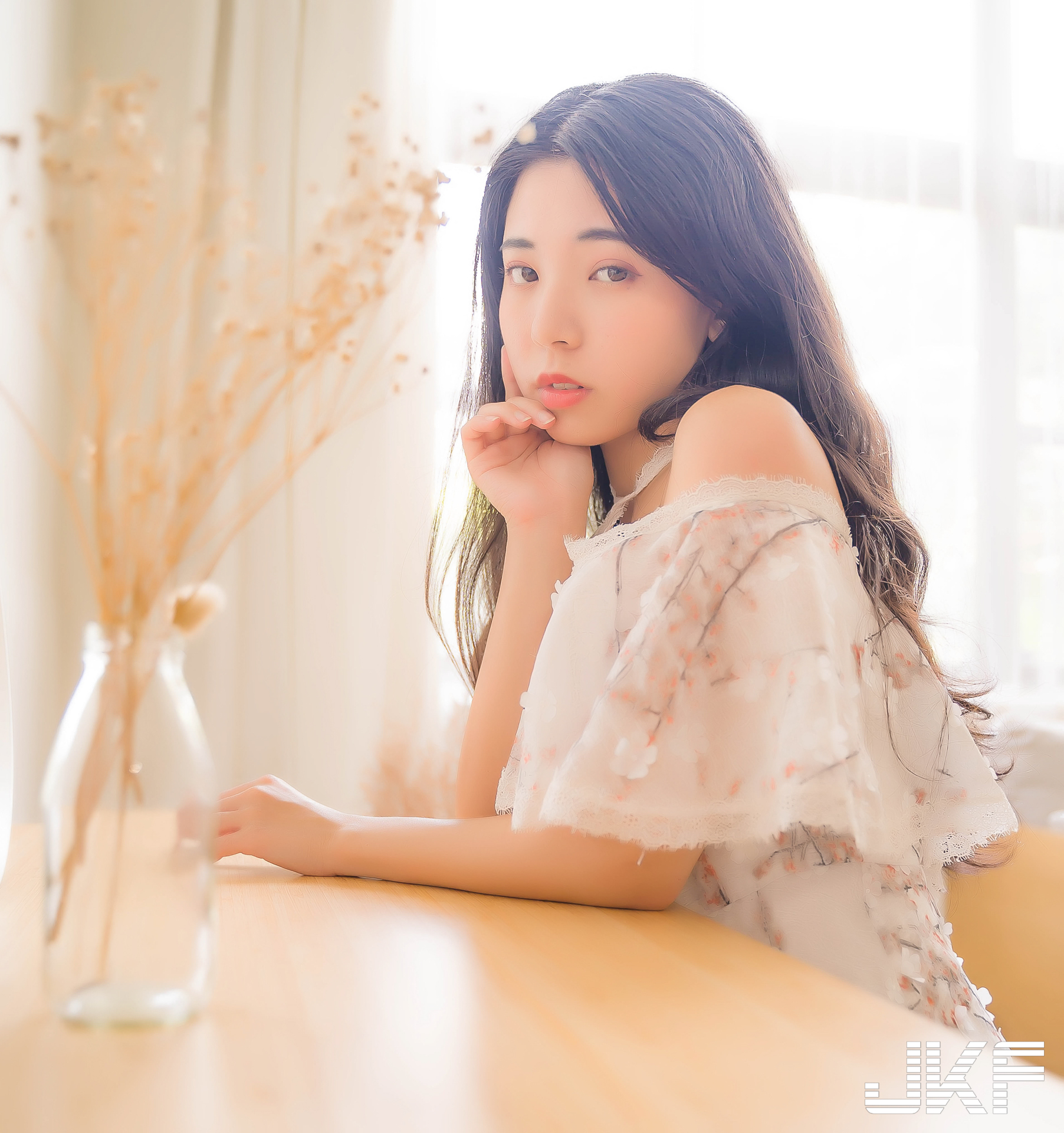 清新甜美小公主「瑀彤 Shirley」，碎花洋裝裡「曼妙曲線」若隱若現！