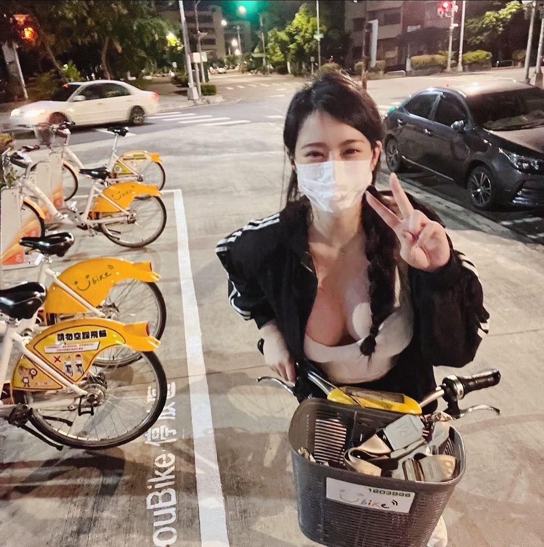 膚白貌美「長髮正妹」深夜騎 Ubike！迷人電眼＋深邃溝溝讓人好想一起兜風！