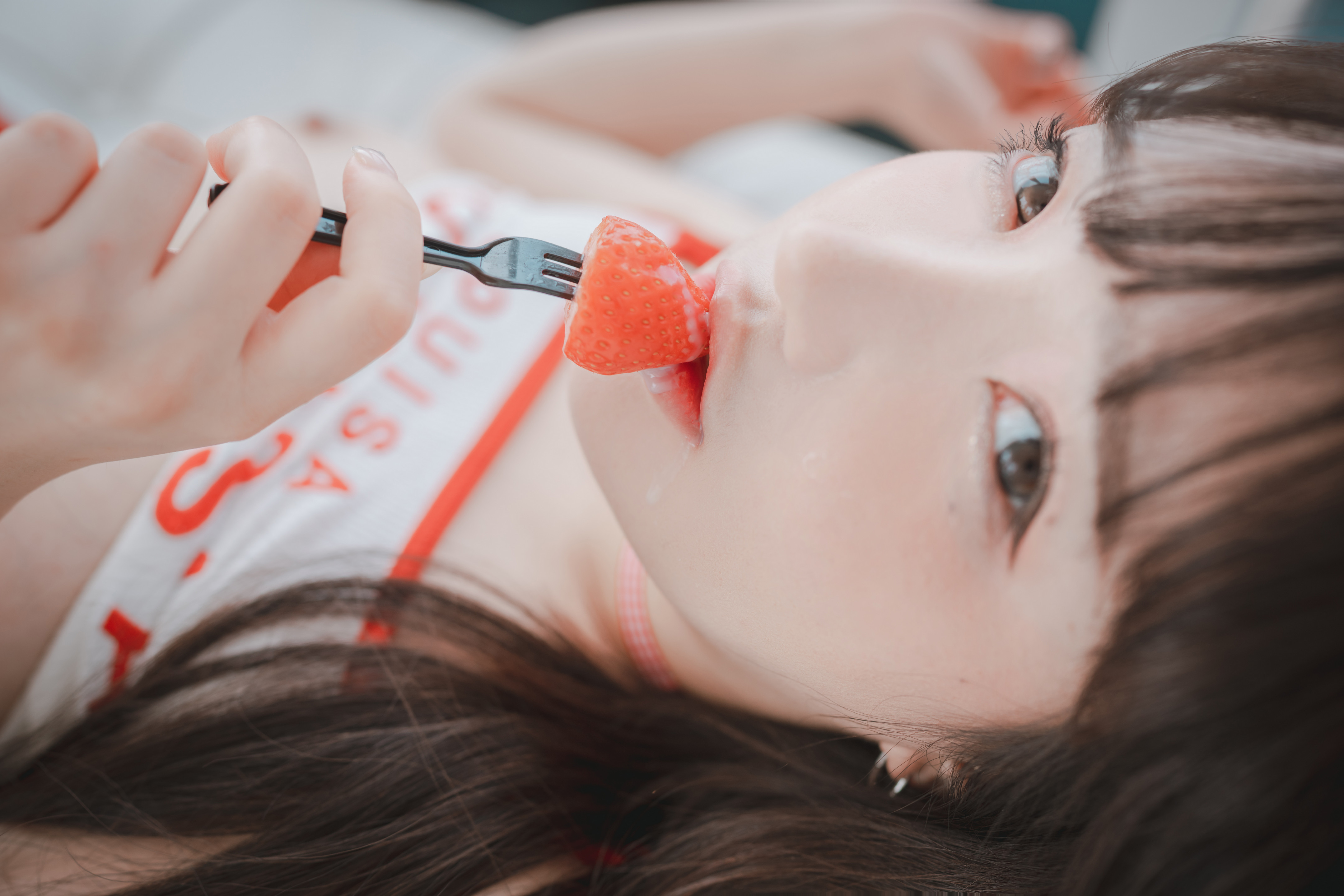 손예은(孫樂樂)《草莓女孩2》美乳沾上煉乳香氣滿滿 - 貼圖 - 清涼寫真 -