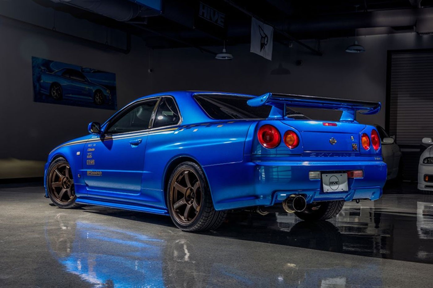 https___hk.hypebeast.com_files_2022_08_2001-nissan-skyline-r34-gt-r-v-spec-ii-pa.jpg