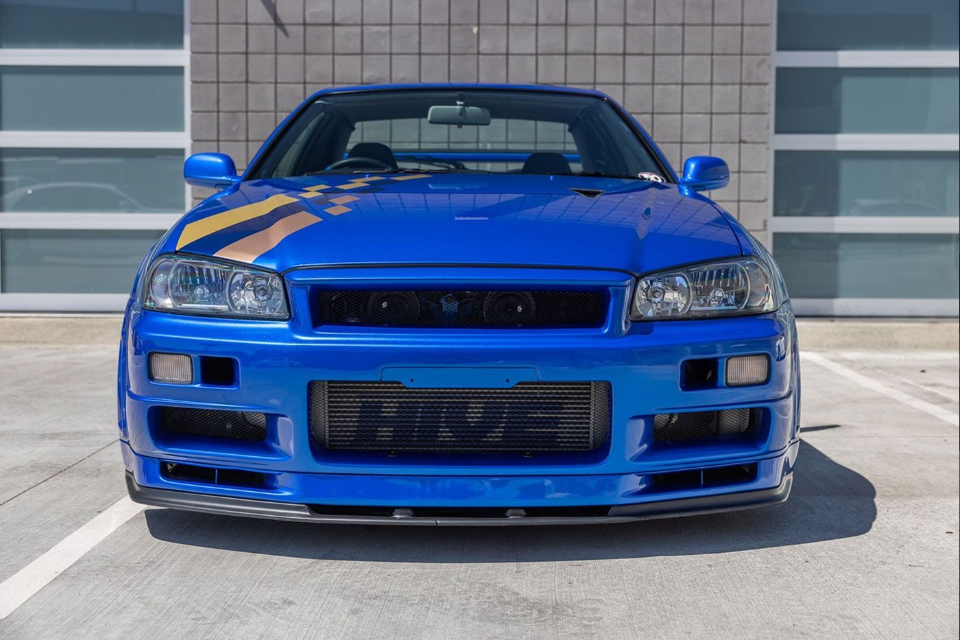 https___hk.hypebeast.com_files_2022_08_2001-nissan-skyline-r34-gt-r-v-spec-ii-pa.jpg