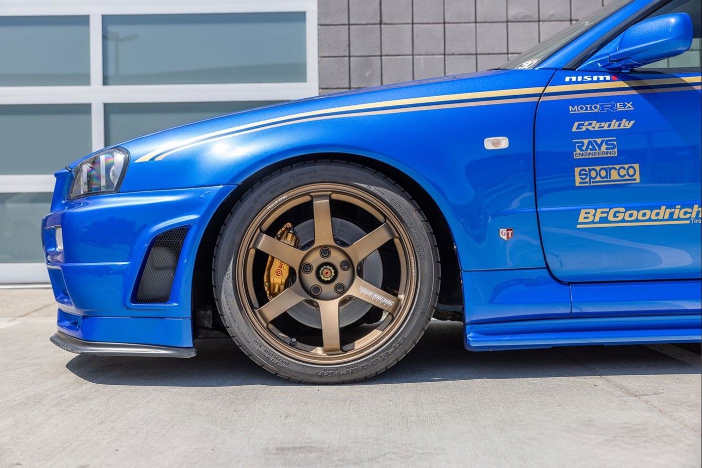 https___hk.hypebeast.com_files_2022_08_2001-nissan-skyline-r34-gt-r-v-spec-ii-pa.jpg