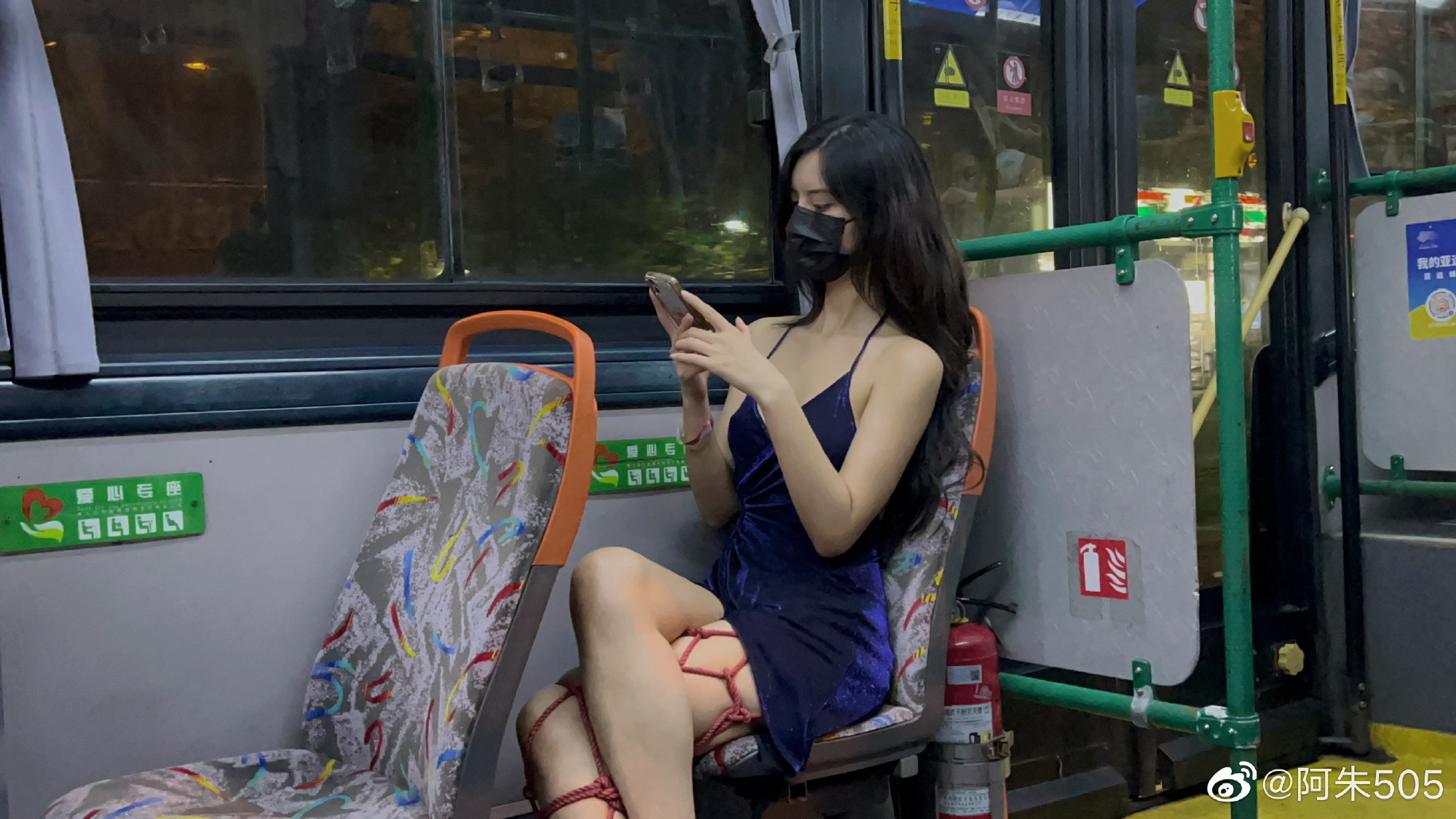 公車驚見長髮辣妹性感辣體大解放　深 V 高衩還秀美背…讓人不想下車啦！