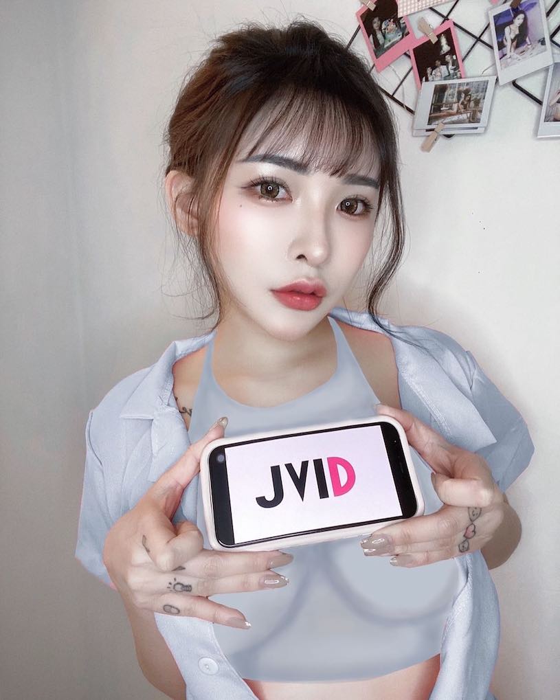 正妹「姍姍33」JVID 化身巨乳畫家，最愛「裸體噴灑」超犯規！