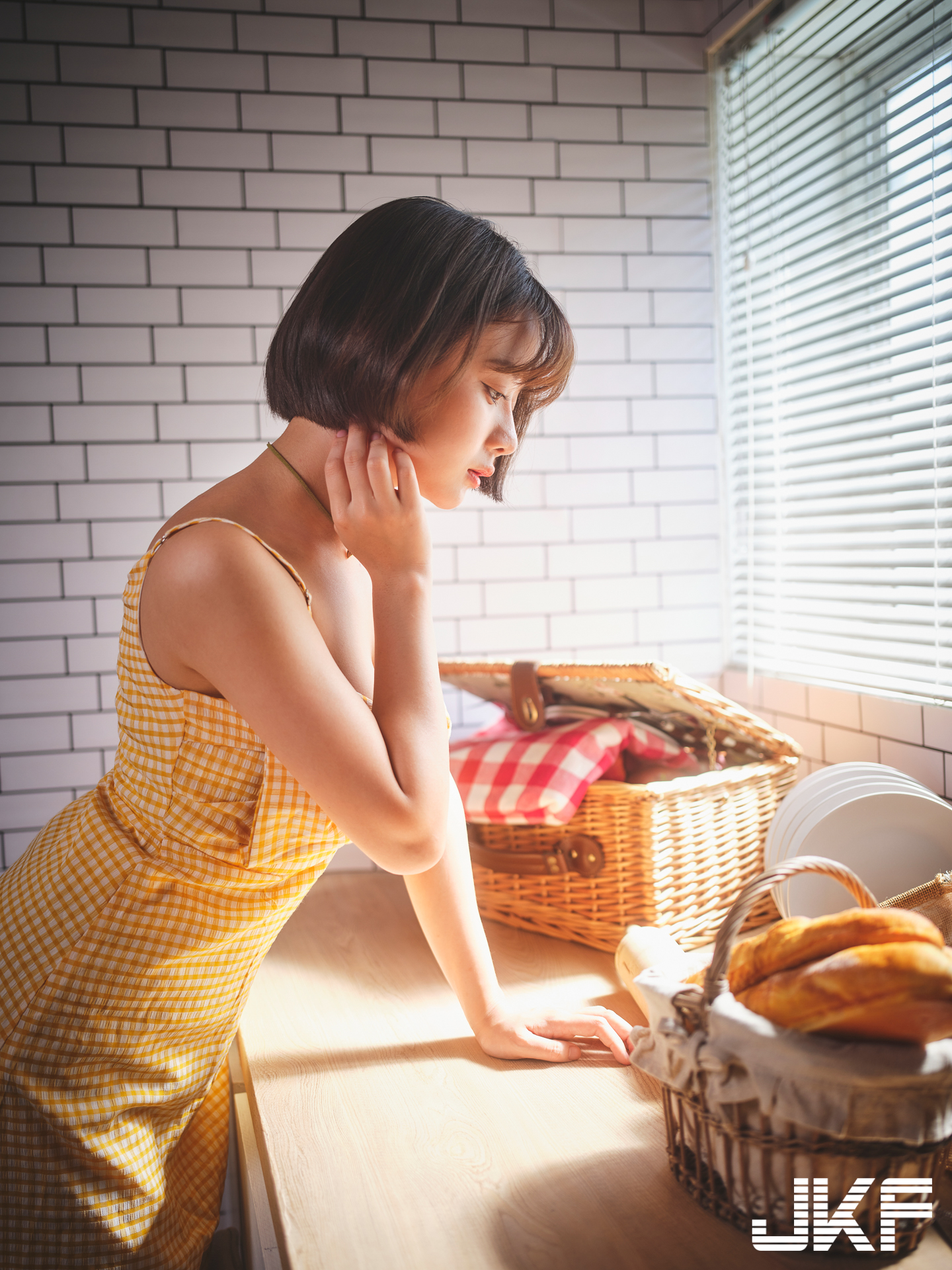 大眼甜心「倩倩」的午茶時光！小洋裝挺「渾圓美乳」令人食指大動！