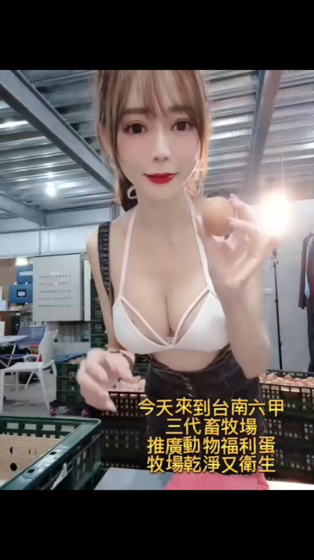 VideoScreenshot--houqueenieInstagram-0’06”.jpg