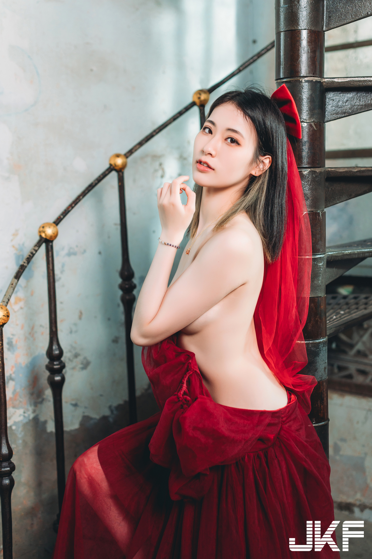 紅白交織的誘惑！純欲正妹「森魔」紅洋裝下秀出「白嫩美乳」好撩人！