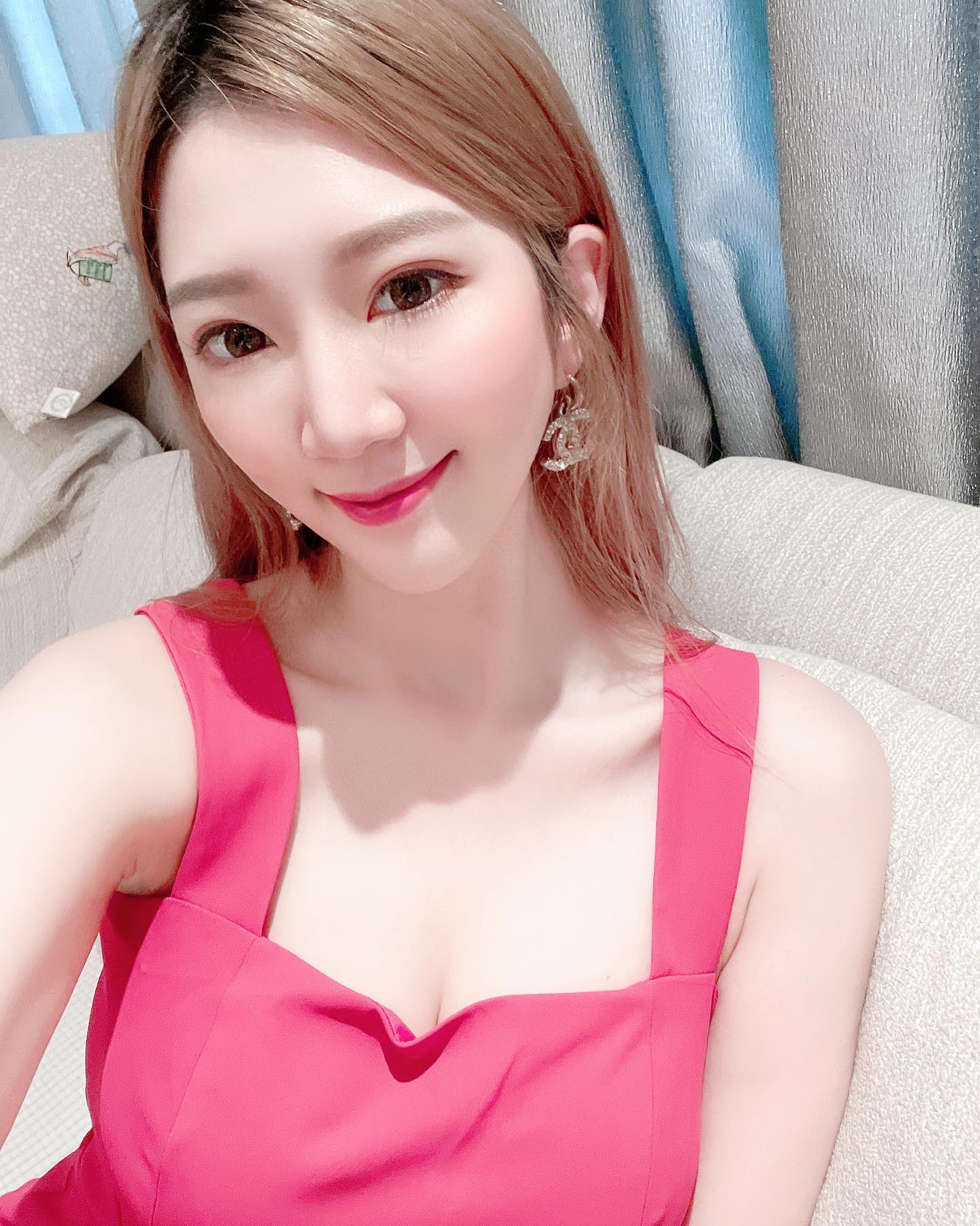 優質巨乳妹「萍萍兒Ping」小露酥胸深溝 驚人上圍讓人看了血脈賁張 - 美女圖 -